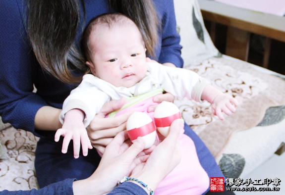 剃胎毛、滿月剃頭、嬰兒剃頭、嬰兒理髮、嬰兒剃髮、嬰兒剃胎毛、嬰兒滿月剃頭、寶寶剃頭、剃胎毛儀式、剃胎毛吉祥話、滿月剃頭儀式、滿月剃頭吉祥話、寶寶剃胎毛、寶寶滿月剃頭理髮、 台北中山區剃胎毛、台北中山區滿月剃頭、 台北中山區嬰兒剃頭剃胎毛、台北中山區嬰兒理髮、台北中山區嬰兒剃髮、蘇寶寶(台北中山區到府嬰兒寶寶滿月剃頭理髮、免費到府嬰兒剃胎毛儀式吉祥話)。到府剃頭剃胎毛主持、專業拍照、DVD光碟、證書。★購買「臍帶章、肚臍章、胎毛筆刷印章」贈送：剃頭、收涎、抓周，三選一。2016.01.09 照片4